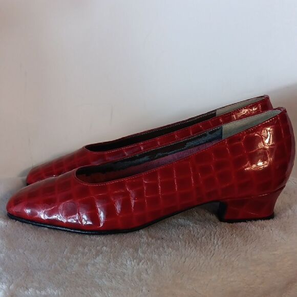 Magdesians Red Leather Crocodile Pattern Women's Kitten Heel Pumps - Picture 1 of 6